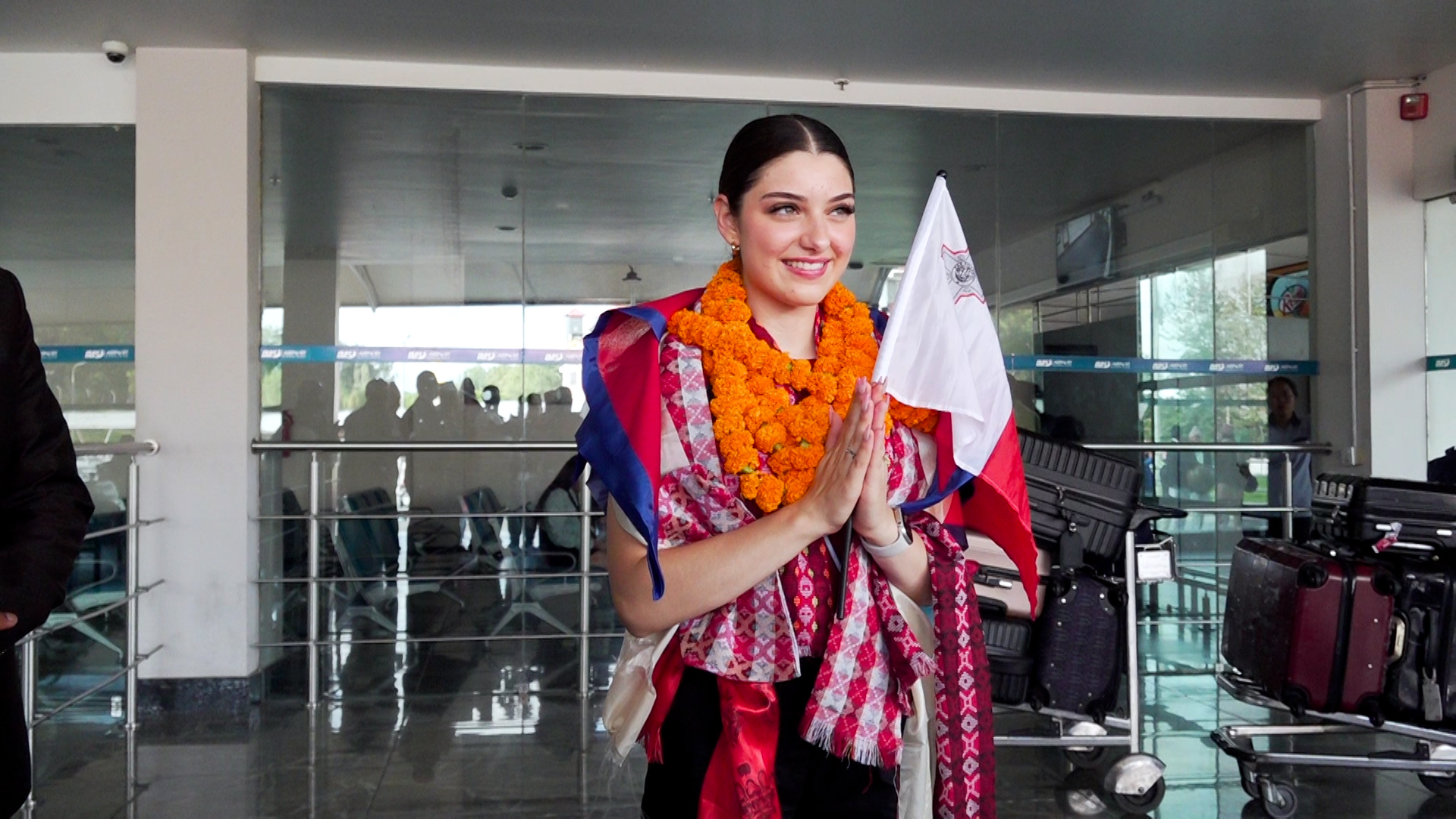 मिस माल्टाको टोलीलाई विमानस्थलमा भव्य स्वागत - फाेटाे फिचर